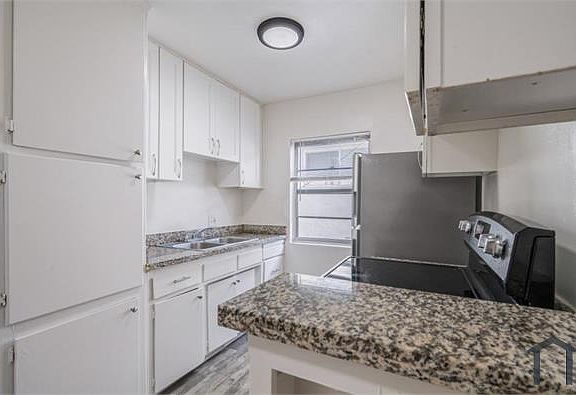 4th image of 3915 Stevely Ave #3