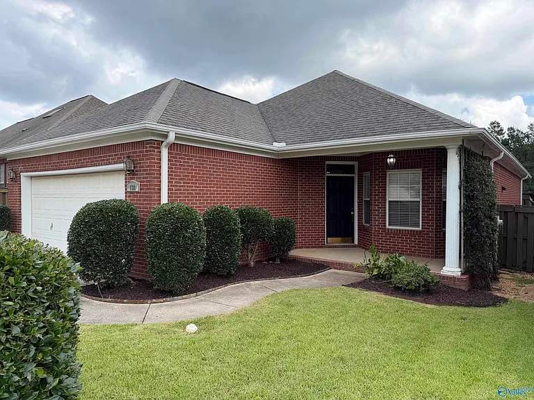 139 Canterbury Dr — Photo 2