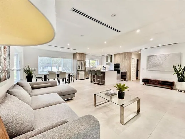 4 bed, 2.0 bath, 2268 sqft, $9,000 — Photo 4