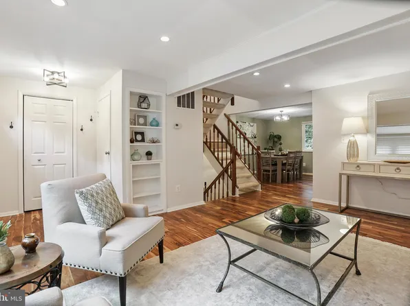 2307 Middle Creek Ln, Reston, VA 20191