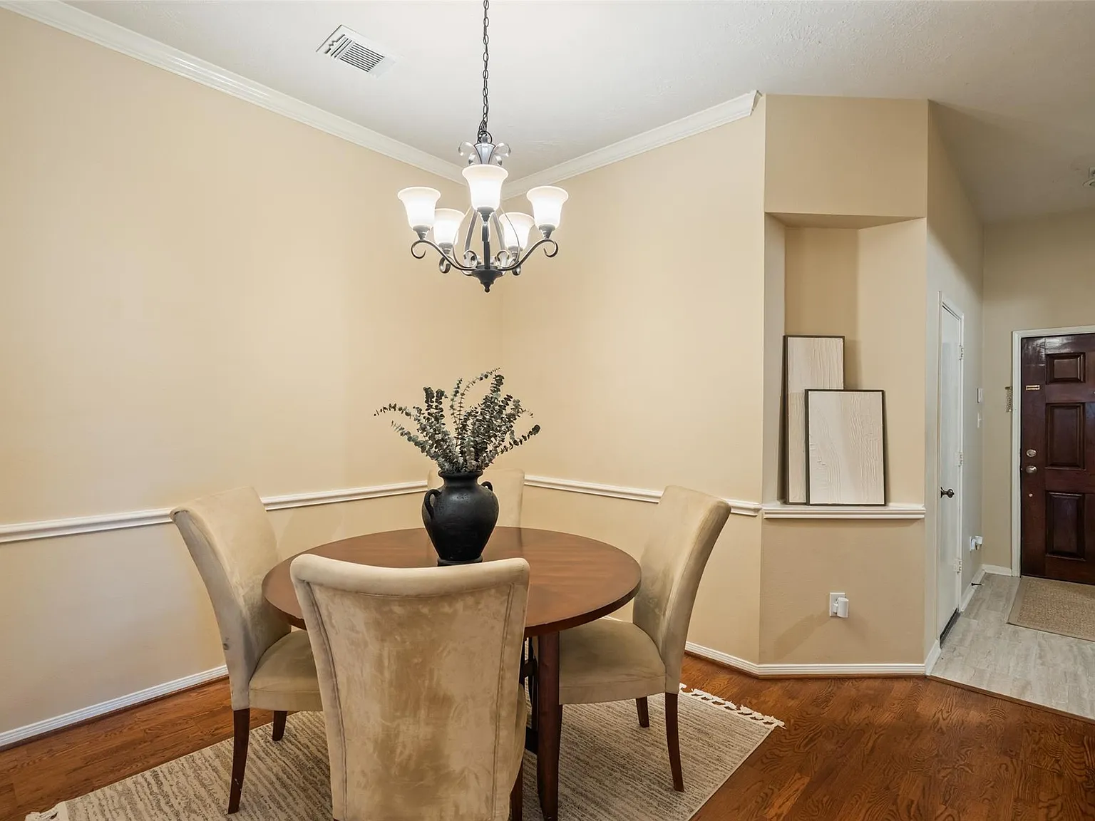 3 bed, 2.0 bath, 1639 sqft, $2,100 — Photo 3