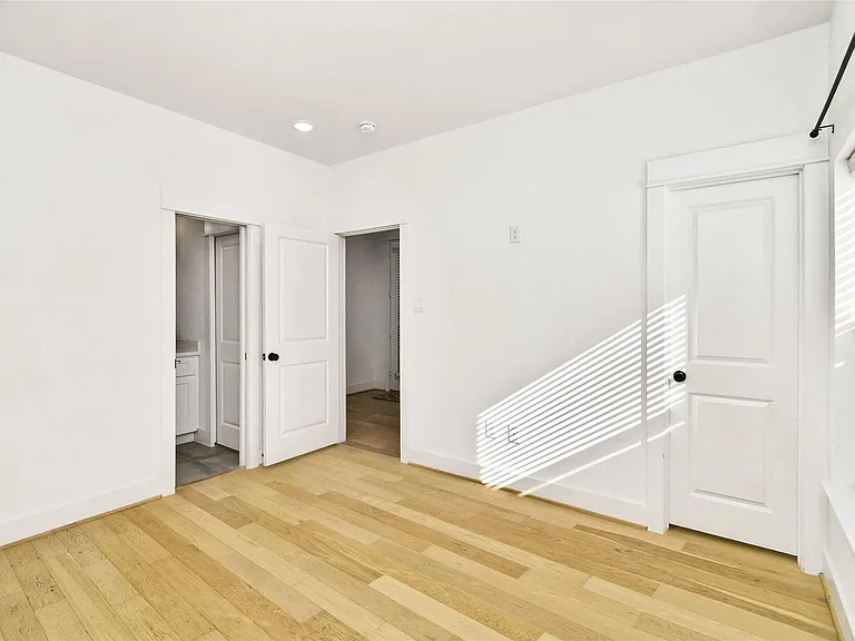 208 N York St #B — Photo 5
