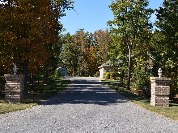 5th image of 127 Thomas Dr