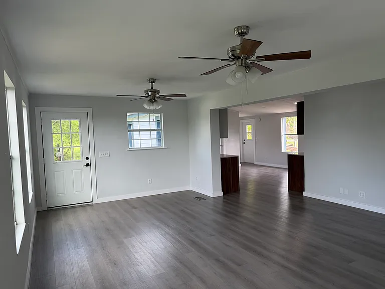 1219 Lakeside Dr E — Photo 6