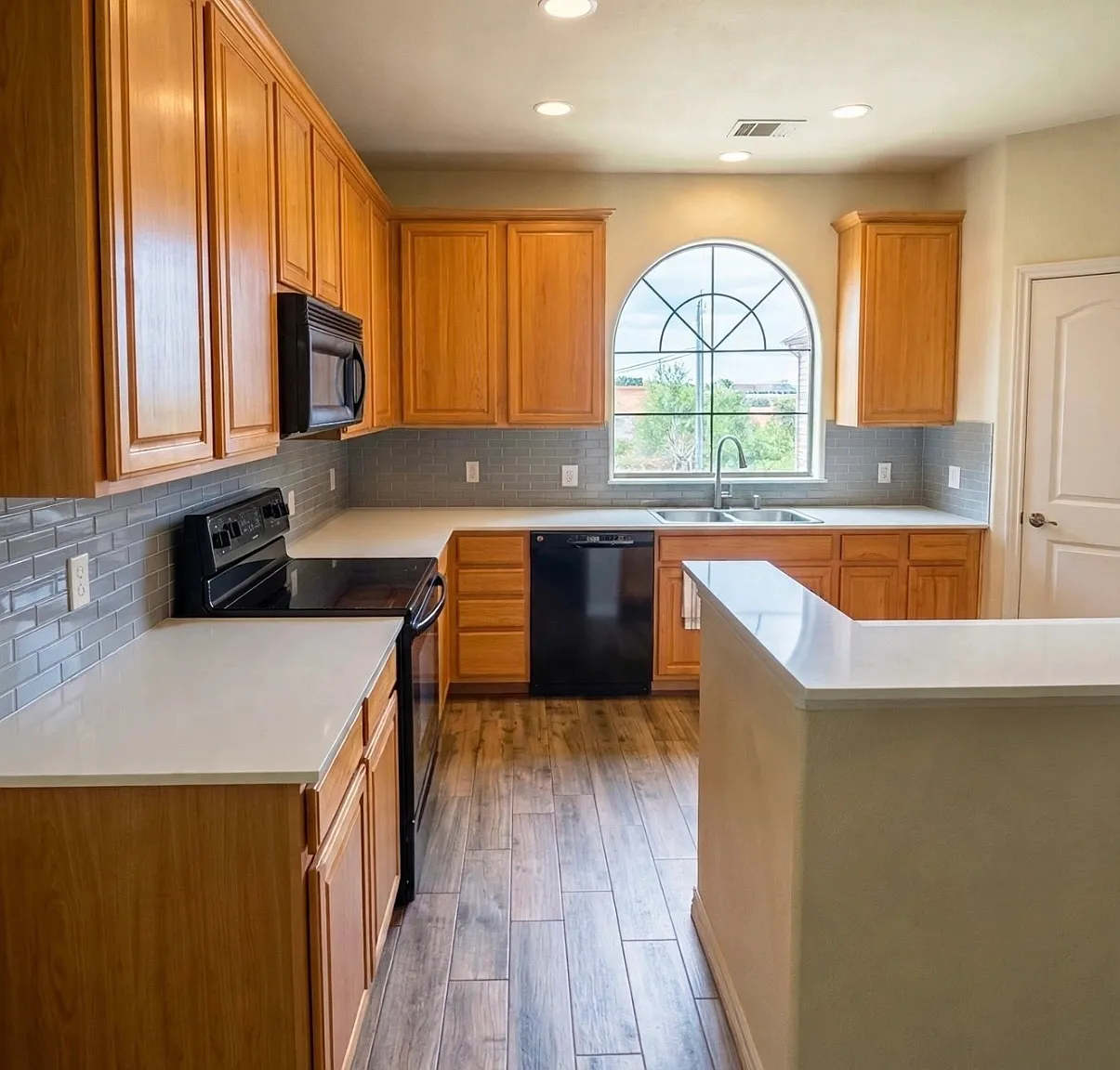 3 bed, 2.5 bath, 1846 sqft, $2,800 — Photo 2