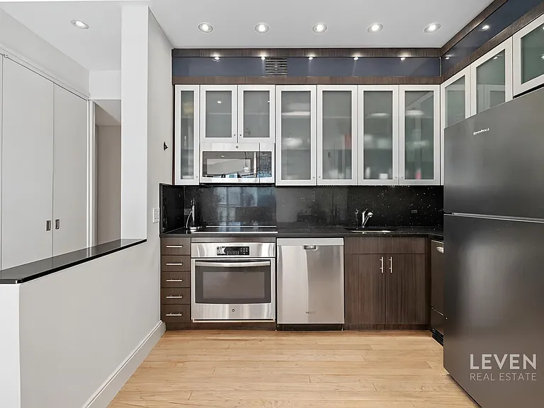 200 E 61st St #41AB — Photo 12