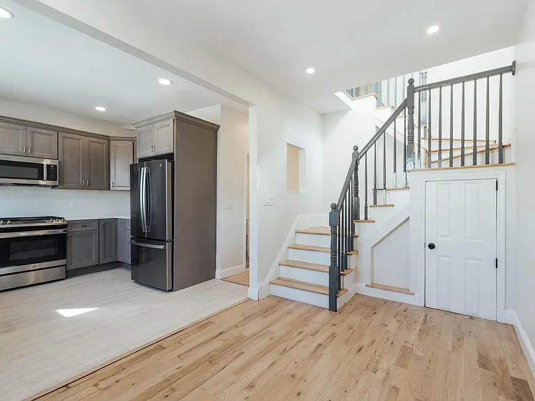 27 W 52nd St — Photo 12