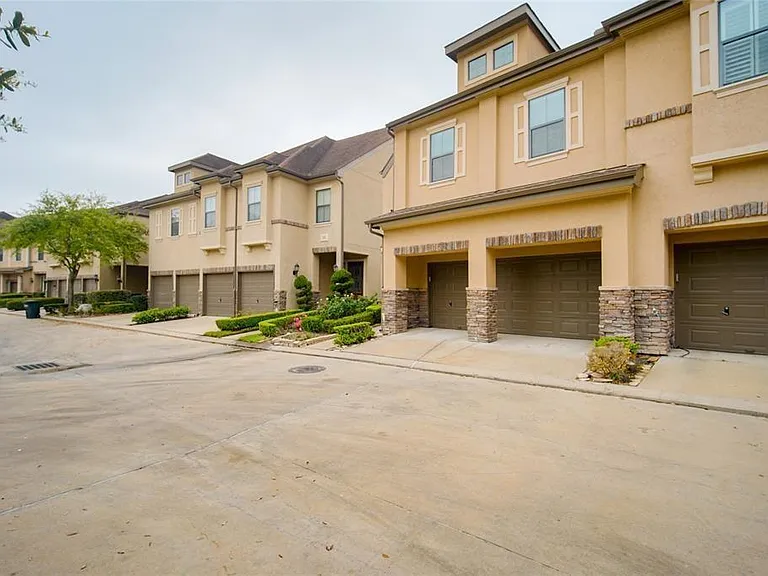 2906 Royal Oaks Crst — Photo 2