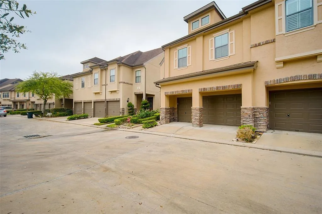 Building Photo - 2906 Royal Oaks Crst