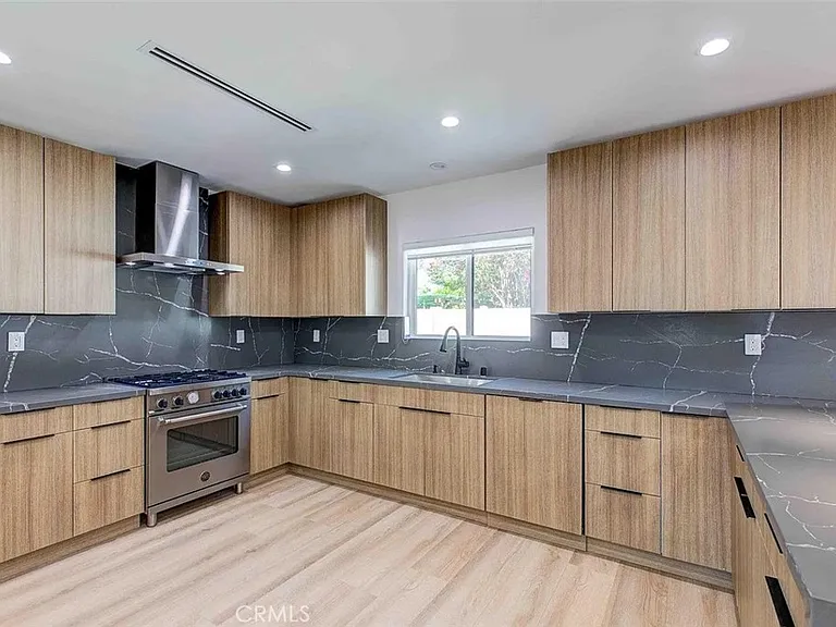 1613 N Niagara St — Photo 4