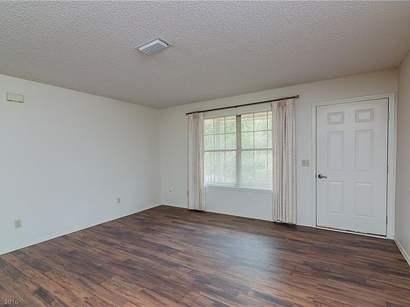 3rd image of 9 Dillow Ln
