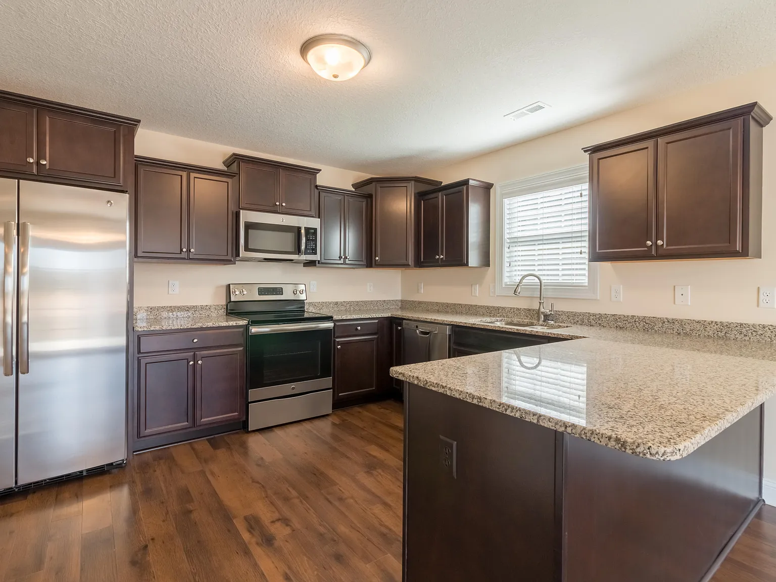 3 bed, 2.0 bath, 1518 sqft, $2,000 — Photo 4