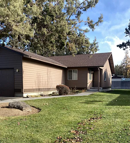 680 NE Savannah Dr Photo 1