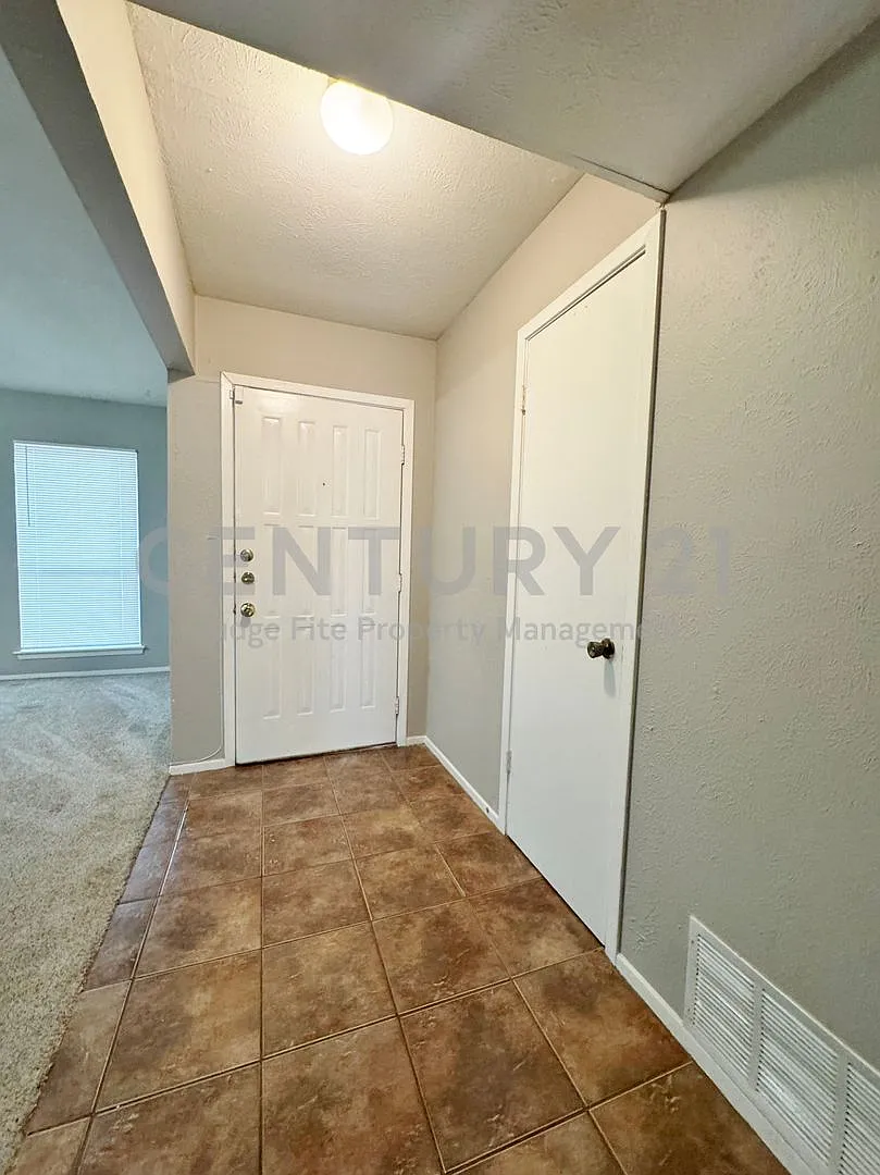 Beautiful 3/2/2 in Lancaster Ready for Move-In! — Photo 2