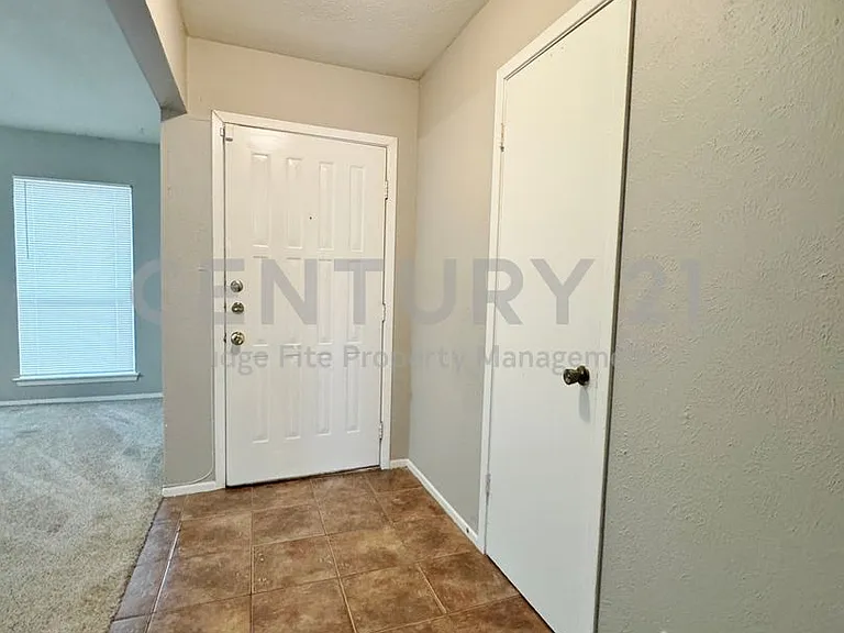 1146 Meadow Creek Dr — Photo 2