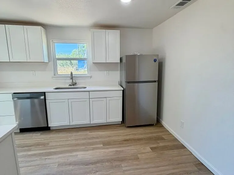 924 Hubert St — Photo 5