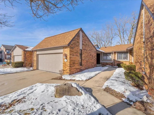 4648 Laurel Club Cir, West Bloomfield, MI 48323