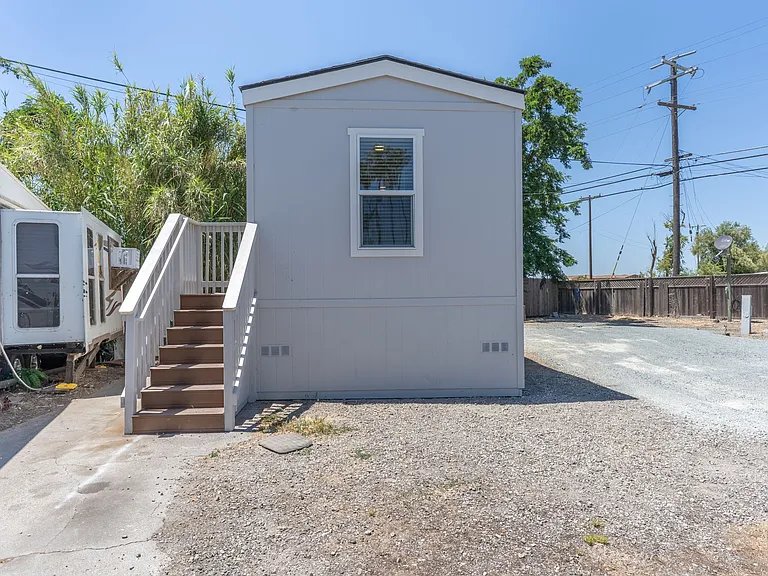 4610 Gateway Rd — Photo 3