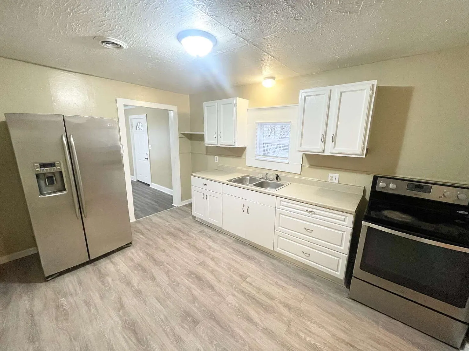 2 bed, 1.0 bath, $750 — Photo 3