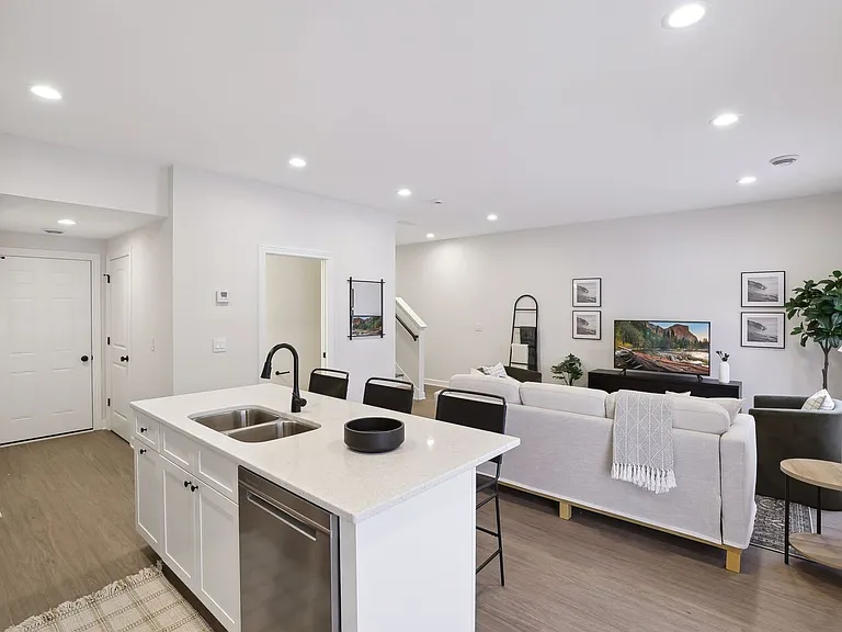 202 Probert St — Photo 3