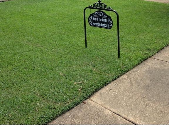 Lg corner lot; yard of month
