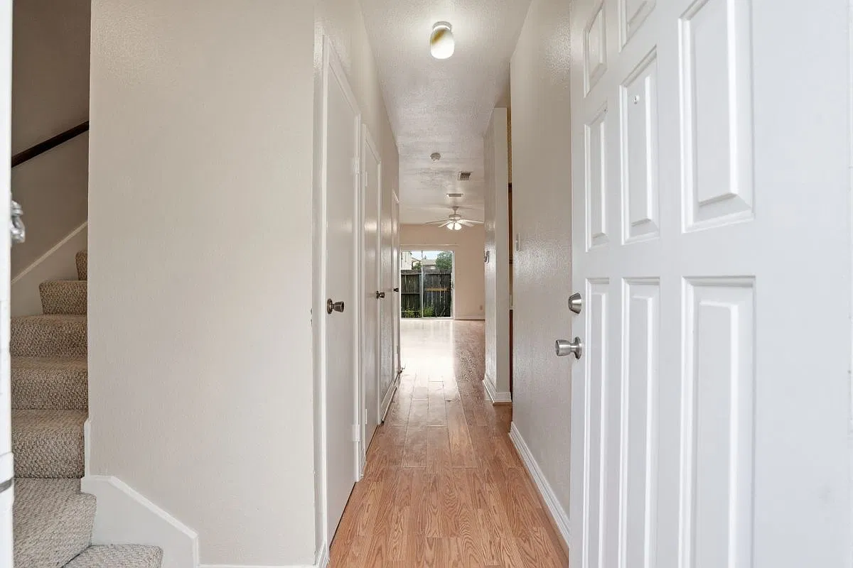 2 bed, 2.5 bath, 1368 sqft, $1,600 — Photo 2