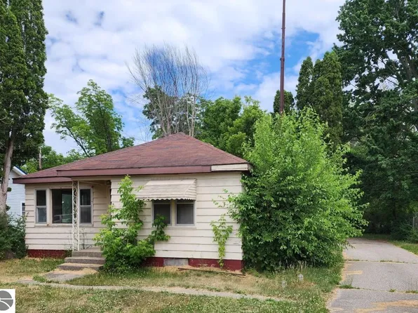 203 S McEwan St, Clare, MI 48617