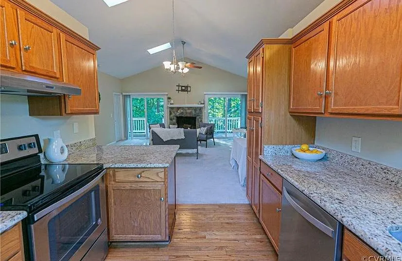 233 Washington Dr — Photo 4