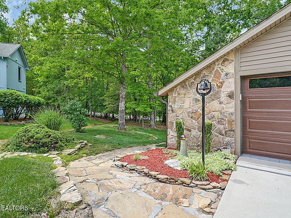 3rd image of 46 Heather Glen Cir