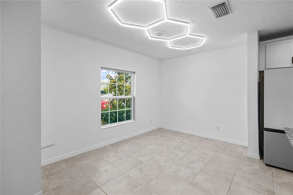 3 bed, 2.0 bath, 1606 sqft, $2,100 — Photo 4