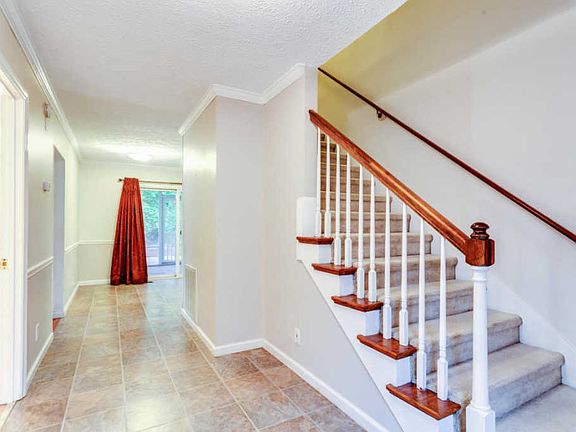 5th image of 228 Essex Dr