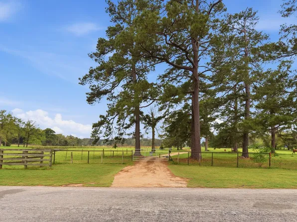 882 Four Notch Rd, Huntsville, TX 77340