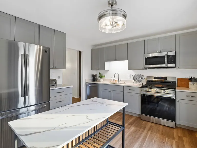 Honeywood Dr — Photo 14