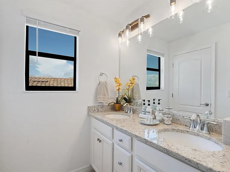 6523 Clairborne Ln — Photo 54