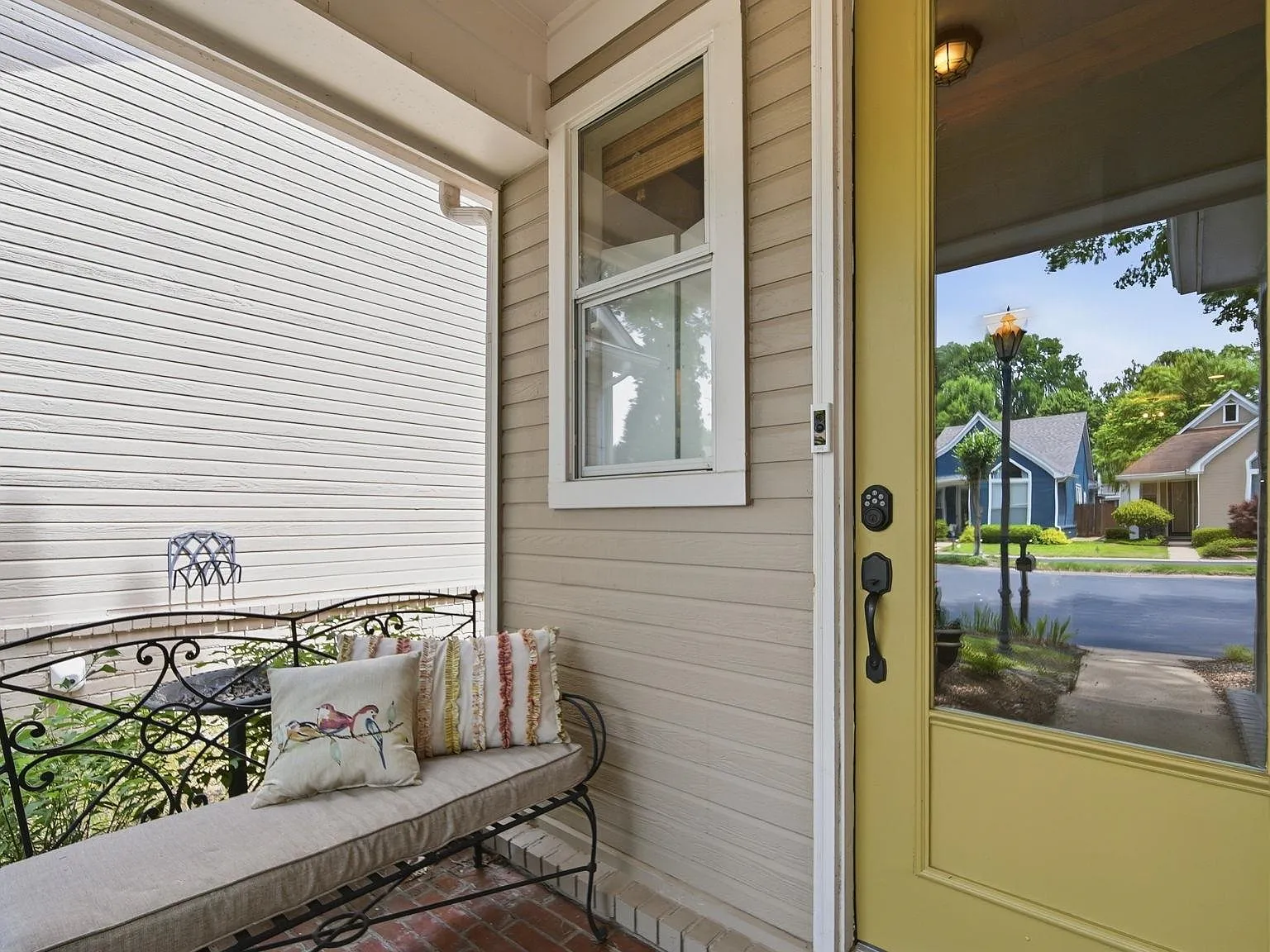 3 bed, 2.0 bath, 1297 sqft, $2,100 — Photo 3