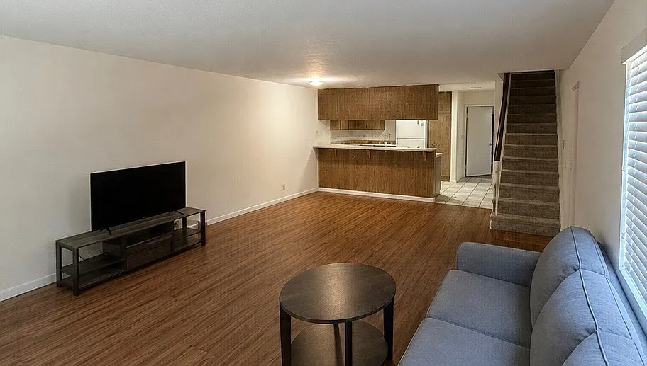 3 bed, 1.5 bath, 1354 sqft, $4,100 — Photo 2