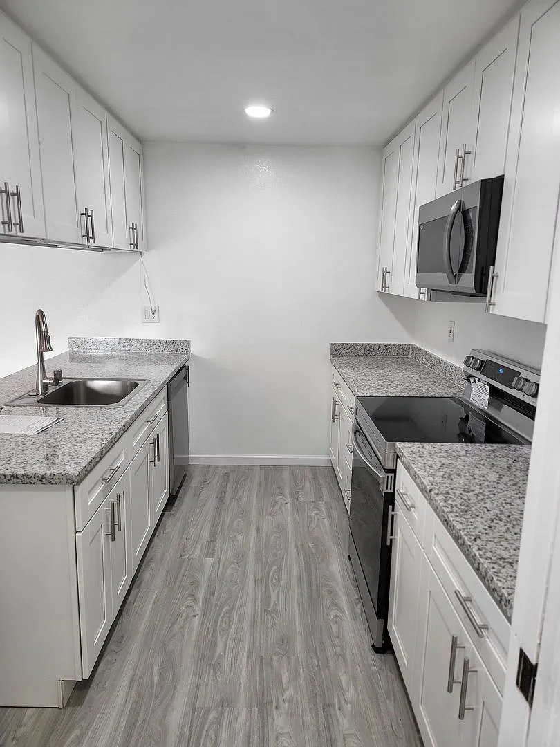 Beautifully remodeled 3 bedroom, 2 bath Home with bonus room — Photo 4