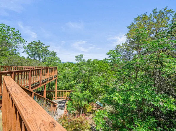 1427 Elmhurst Dr., Lakehills, TX 78063