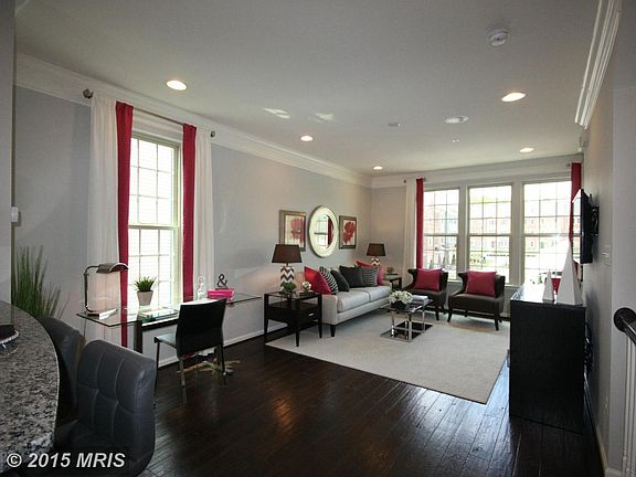 BRIGHT LIVING ROOM AREA