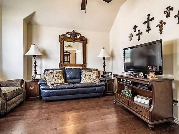 5th image of 806 Miramar Dr