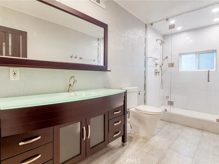 7796 Skyhill Dr — Photo 15