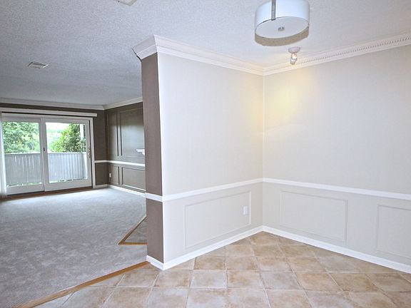 3rd image of 5 Rowayton Woods Dr