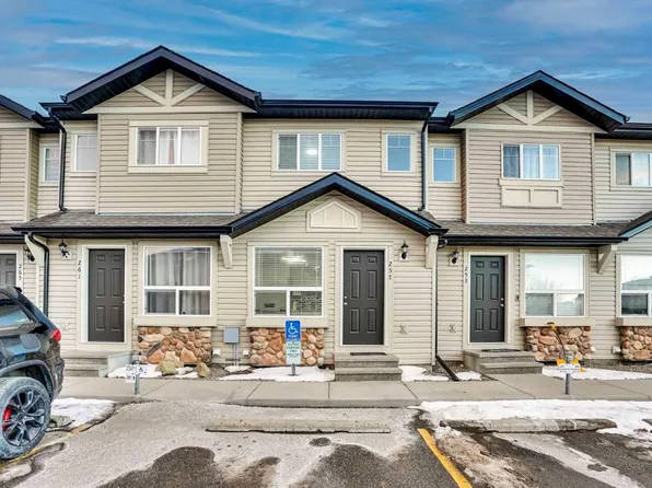 257 NW Saddlebrook Point NE, Calgary, AB T3J 0G4