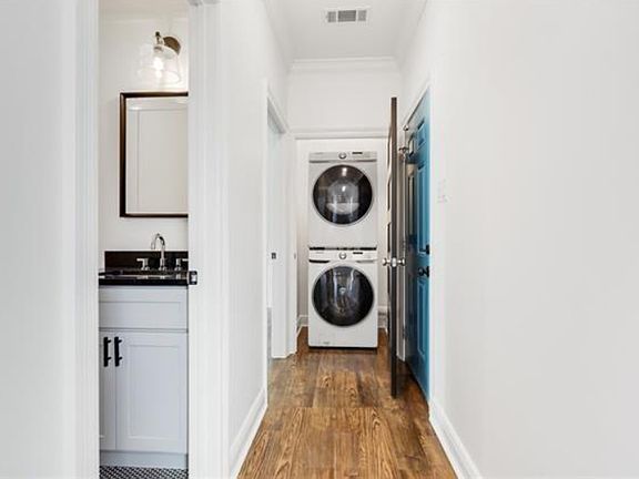 3rd image of 2324 Allen St #2324