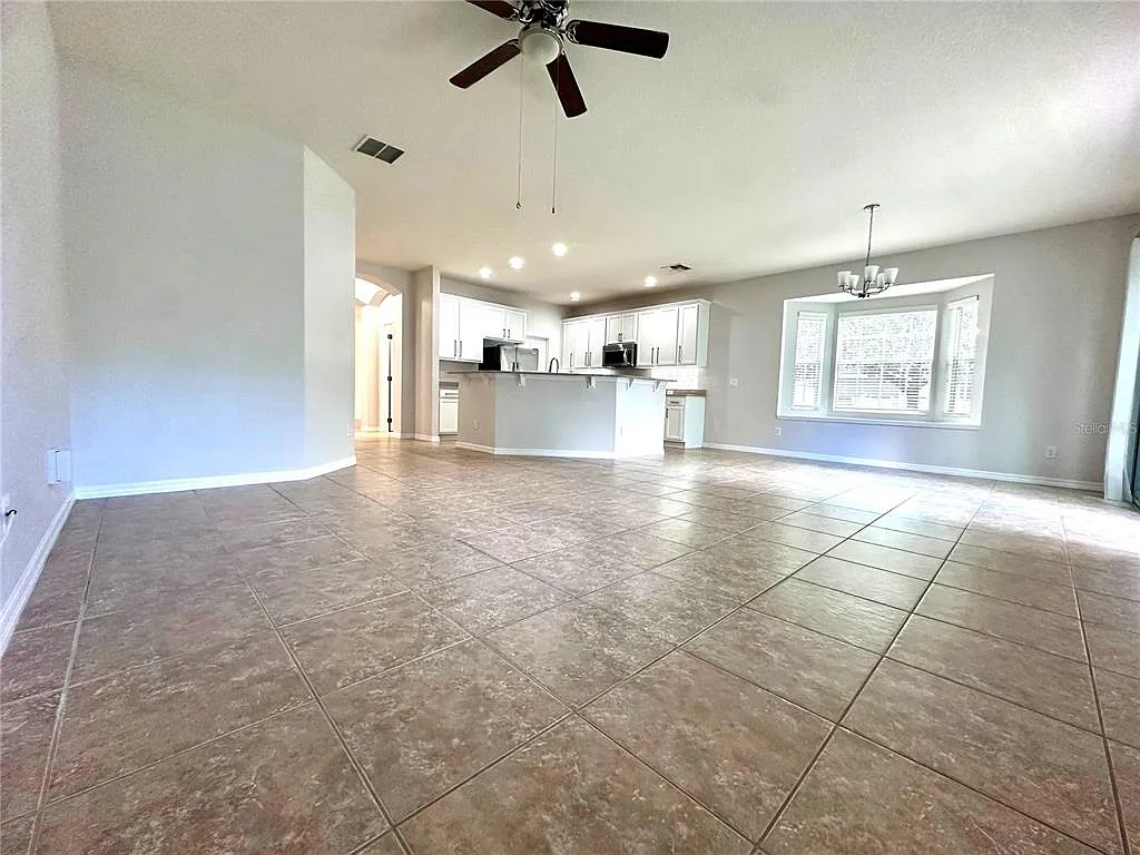 4 bed, 3.0 bath, 2432 sqft, $2,900 — Photo 2