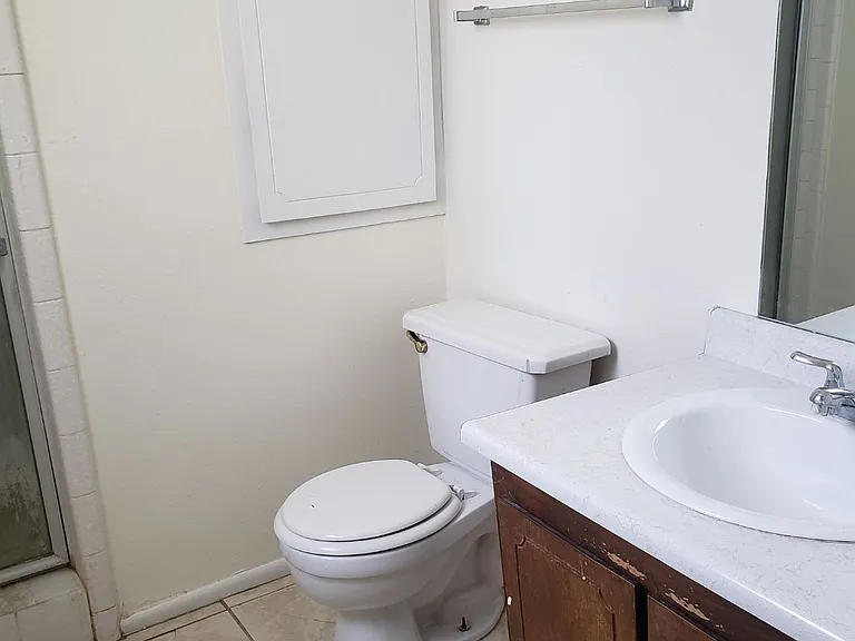475-477 Delta Cir — Photo 4