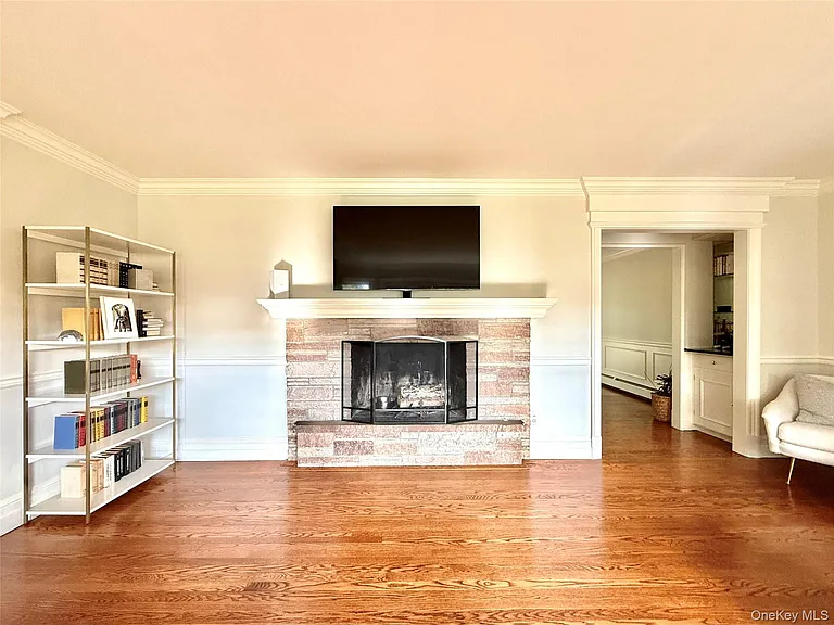 43 Glen Way — Photo 3