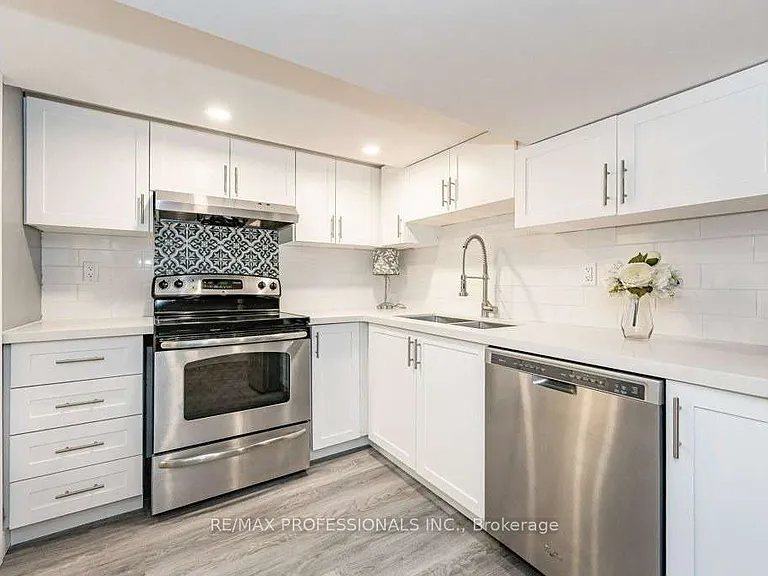 15 Wexford Ave N #LOWER — Photo 3
