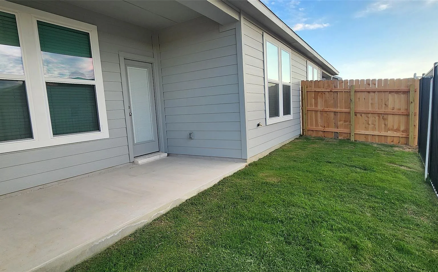 4 bed, 2.5 bath, 1705 sqft, $2,399 — Photo 2