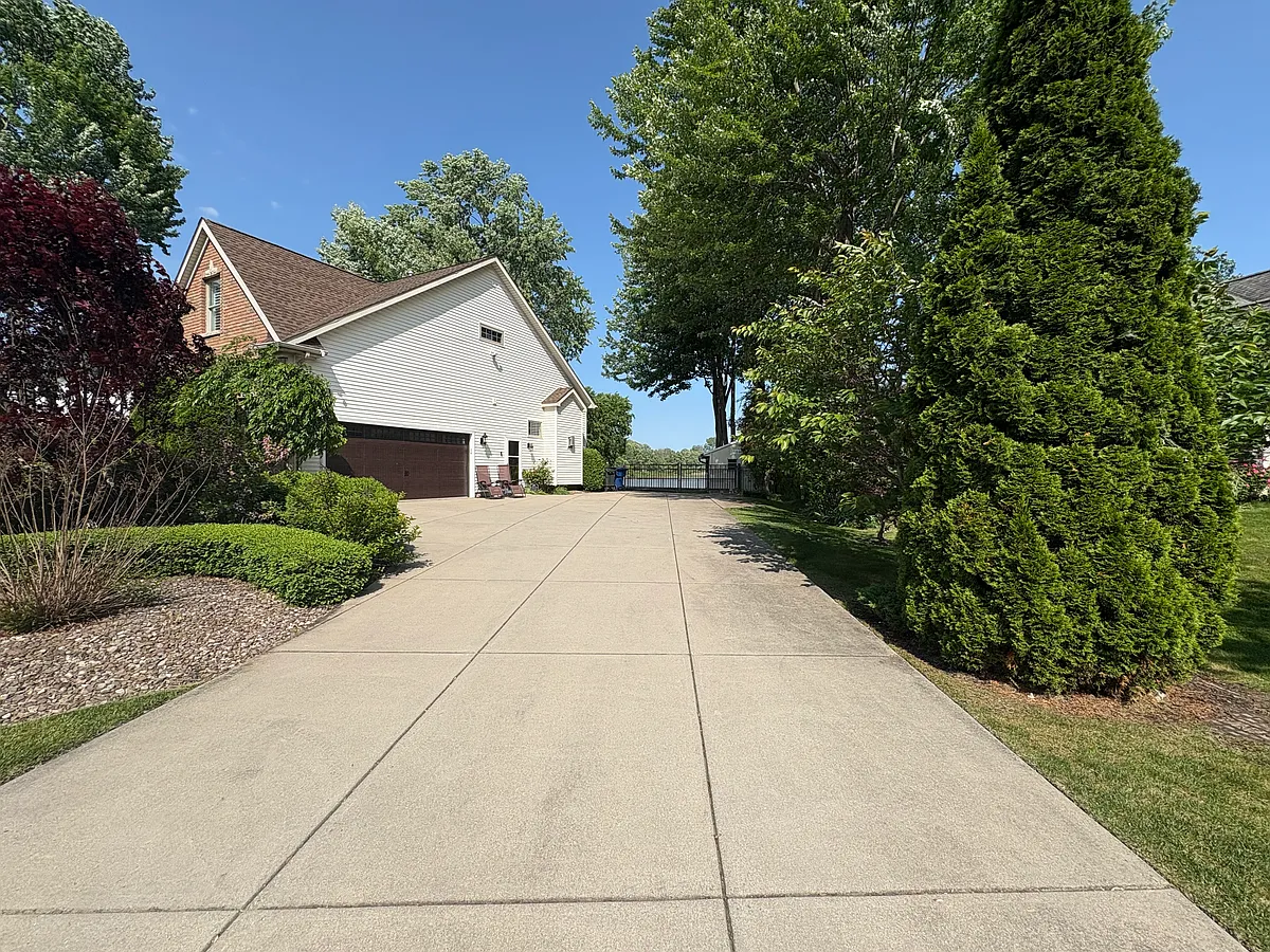 Building Photo - 249 Landings Dr